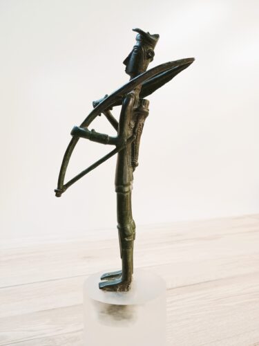 Bronzetto raffigurante un arciere con arco e spada - profilo (Monte Arcosu, Uta).