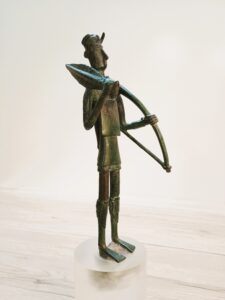 . Bronzetto raffigurante un arciere con arco e spada (Monte Arcosu, Uta)