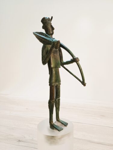 . Bronzetto raffigurante un arciere con arco e spada (Monte Arcosu, Uta)