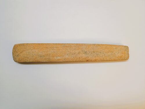 Cote in pietra dalla tomba di giganti di Perda ‘e Accuzzai -Villa San Pietro. Su concessione del Ministero della Cultura – Musei Nazionali di Cagliari