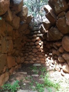 Perda 'e Accuzzai - l'abside e le pareti aggettanti