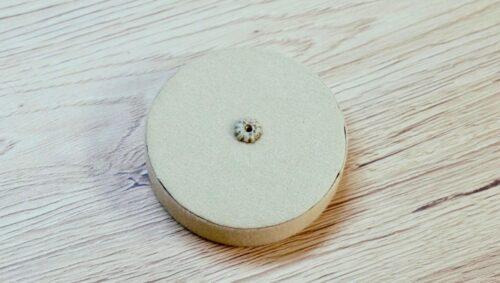 Rosetta in pasta vitrea dalla tomba di giganti di Perda ‘e Accuzzai - Villa San Pietro. Su concessione del Ministero della Cultura – Musei Nazionali di Cagliari.