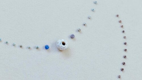 Collane con vaghi in pasta vitrea e ambra dalla tomba di giganti di Perda ‘e Accuzzai - Villa San Pietro. Su concessione del Ministero della Cultura – Musei Nazionali di Cagliari.